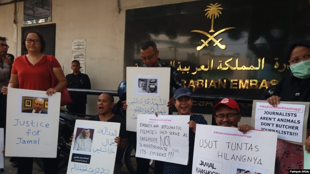 Sejumlah wartawan berdemostrasi di Depan Kedutaan Besar Arab Saudi di Jakarta, Jumat (19/10). Mereka mengecam pembunuhan yang dilakukan terhadap Jamal Khashoggi di dalam kantor Konsulat Arab Saudi di Kota Istanbul, Turki, Selasa dua pekan lalu. (Foto: VOA/Fathiyah).