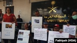 Sejumlah wartawan berdemostrasi di Depan Kedutaan Besar Arab Saudi di Jakarta, Jumat (19/10). Mereka mengecam pembunuhan yang dilakukan terhadap Jamal Khashoggi di dalam kantor Konsulat Arab Saudi di Kota Istanbul, Turki, Selasa dua pekan lalu. (Foto: VOA/Fathiyah).