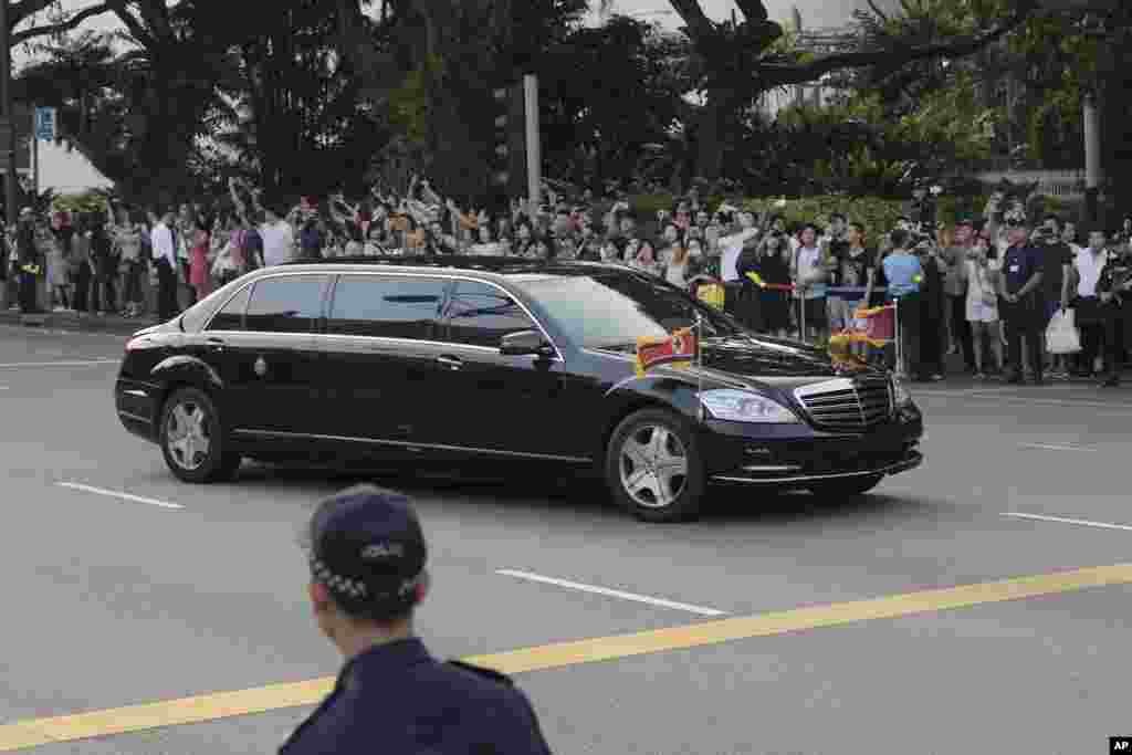 Motar&nbsp; limousine ta Kim Jong Un ta isae Istana,&nbsp; fadar shugaban kasa a Singapore, Yunu 10, 2018, domin ganawa da Firai minista Lee Hsien Loong kafin taron koli da shugaba&nbsp; Donald Trump