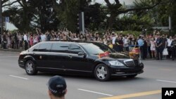 Mobil yang membawa Kim Jong-un tiba di Istana di Singapura, 10 Juni 2018, untuk bertemu dengan Perdana Menteri Singapura Lee Hsien Loong sebelum KTT dengan Presiden AS Donald Trump dan pemimpin Korea Utara Kim Jong-un. 