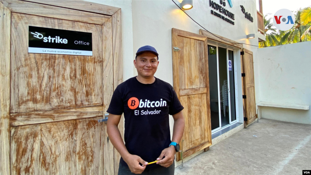 Milton Cabrera trabaja en Hope House, orgulloso porta la camiseta como integrante de la organizaci&#243;n que impuls&#243; el bitc&#243;in en El Zonte. 