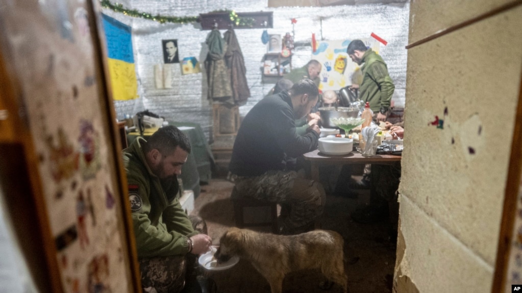 Quân nhân Ukraine tại một vị trí tiền tiêu gần Zolote, Ukraine, 7 tháng Hai.
