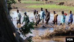 Residents of Chikwawa district crossing flooded areas. (Lameck Masina/VOA)