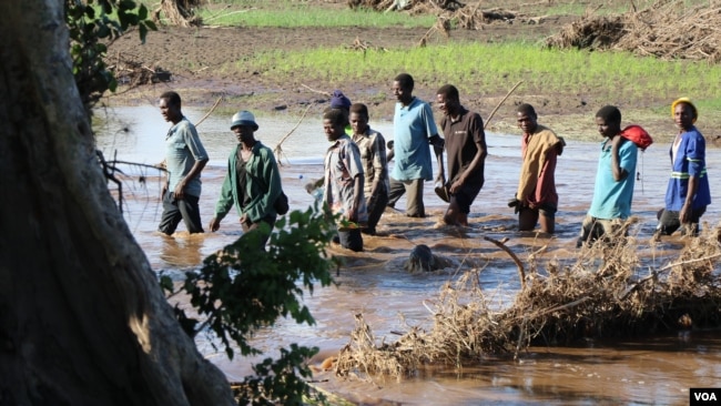 Residents of Chikwawa district crossing flooded areas. (Lameck Masina/VOA)