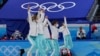 러시아올림픽위원회(ROC) 선수들이 7일 베이징 동계올림픽 피겨스케이팅 단체전에서 금메달 확정 직후 환호하고 있다.  
