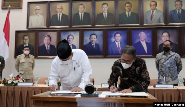 Menhan Prabowo Subianto dan Rektor UGM Prof Panut Mulyono menandatangani kerja sama dua pihak. (Foto: Courtesy/Humas UGM)
