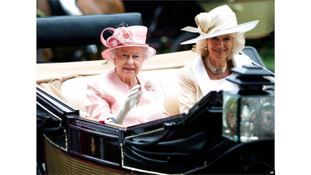 Ratu Elizabeth II (kiri) bersama Camilla, Duchess of Cornwall, tiba untuk menonton acara tahunan pacuan kuda "Royal Ascot" di Ascot, Inggris (foto: dok).