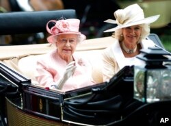 Ratu Elizabeth II (kiri) bersama Camilla, Duchess of Cornwall, tiba untuk menonton acara tahunan pacuan kuda "Royal Ascot" di Ascot, Inggris (foto: dok).