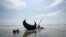 কক্সবাজারে বঙ্গোপসাগর থেকে মাছ ধরে ফেরার পর জেলেরা তাদের নৌকা তীরে টেনে তুলছে। ৪ অক্টোবর ২০২০।