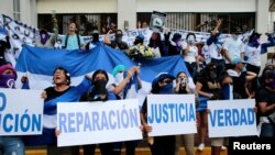 Manifestantes participan en una marcha para conmemorar el Día Nacional del Estudiante y protestar contra el gobierno del presidente nicaragüense Daniel Ortega dentro de la Universidad Centroamericana (UCA) en Managua en julio de 2019. [Foto de archivo].