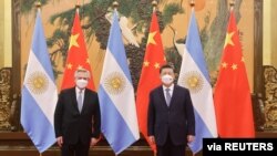 El presidente chino, Xi Jinping, junto al presidente argentino, Alberto Fernández, durante su reunión en Beijing, el 6 de febrero de 2022. 