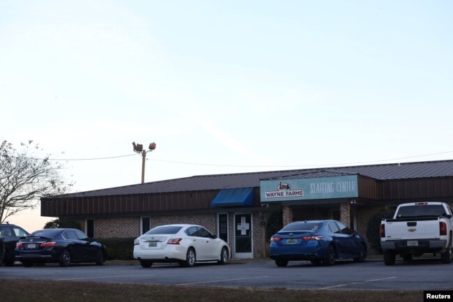 Kantor personalia Wayne Farms dekat pabrik pengolahan unggas Wayne Farms di Enterprise, Alabama, AS, 30 November 2021. (REUTERS/Alyssa Pointer)