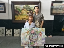 Tommy (kanan), pendiri The Able Art, bersama Sadikin Pard, pelukis difabel yang menginsiprasinya memulai bisnis tersebut (Courtesy: The Able Art)