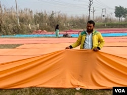 Aslam Kasar, a daily wage worker, says Modi's Bharatiya Janata Party has done good work in restoring law and order in the state. (Anjana Pasricha/VOA)