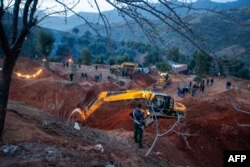 Pihak berwenang Maroko dan petugas pemadam kebakaran berupaya menyelamatkan bocah laki-laki berusia lima tahun, Rayan, yang terjebak di sumur yang dalam selama lebih dari dua hari, dekat Bab Berred di provinsi utara pedesaan Chefchaouen di Maroko pada 3 Februari 2022. (AFP)