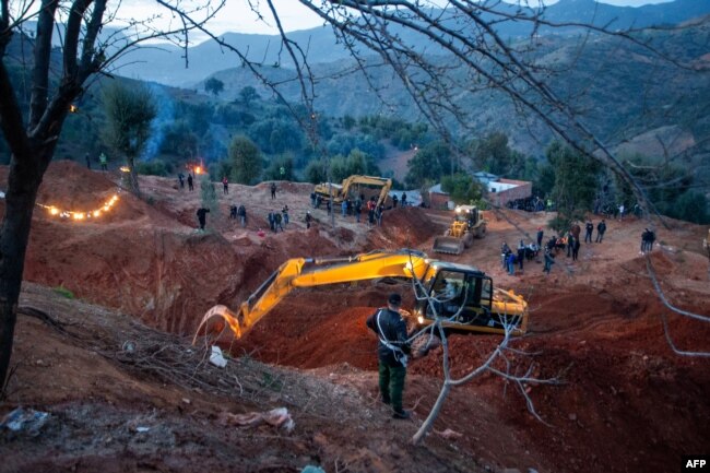 Pihak berwenang Maroko dan petugas pemadam kebakaran berupaya menyelamatkan bocah laki-laki berusia lima tahun, Rayan, yang terjebak di sumur yang dalam selama lebih dari dua hari, dekat Bab Berred di provinsi utara pedesaan Chefchaouen di Maroko pada 3 Februari 2022. (AFP)