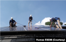 Petugas Puslitbangtek KEBTKE, Kemen ESDM melakukan perawatan panel surya. (Foto: Courtesy/Humas ESDM)