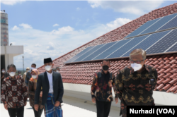 PLTS rintisan ini ada di atap sebuah gedung, dan dikelola serta dirawat bersama oleh masyarakat. (Foto: VOA/Nurhadi)