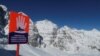 Tanda peringatan longsor di lereng resor ski Schlick 2000 dekat Neustift im Stubaital, Austria, 6 Februari 2020. (REUTERS/Leonhard Foeger)