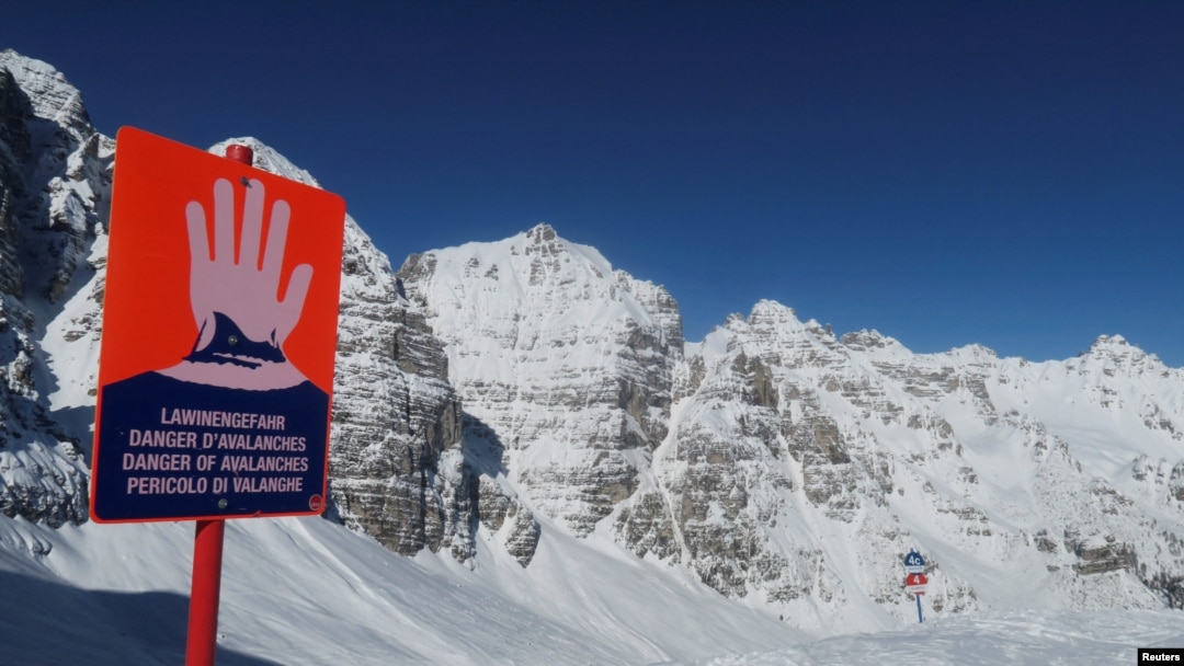 Tanda peringatan longsor di lereng resor ski Schlick 2000 dekat Neustift im Stubaital, Austria, 6 Februari 2020. (REUTERS/Leonhard Foeger)