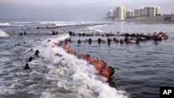 资料照片：2020年5月4日，美国海军海豹突击队战术中队的申请者在加利福尼亚州科罗纳多的海军中心进行训练。