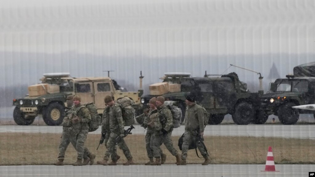 美国陆军第82空降师的军人在抵达波兰东南部的热舒夫-贾西卡机场后从一架运输机卸下车辆。(2022年2月6日)(photo:VOA)