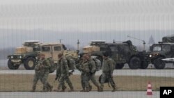 Tropas del Ejército de EE. UU. de la 82 División Aerotransportada descargando vehículos de un avión de transporte después de llegar desde Fort Bragg, Carolina del Norte, al aeropuerto de Rzeszow-Jasionka en el sureste de Polonia, el domingo 6 de febrero de 2022.