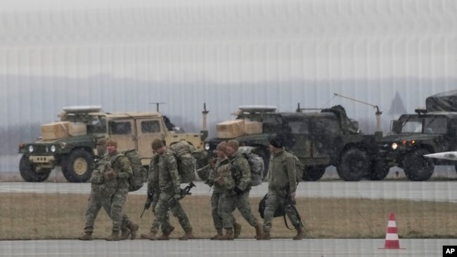 Tropas del Ejército de EE. UU. de la 82 División Aerotransportada descargando vehículos de un avión de transporte después de llegar desde Fort Bragg, Carolina del Norte, al aeropuerto de Rzeszow-Jasionka en el sureste de Polonia, el domingo 6 de febrero de 2022.