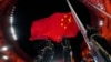 中国国旗在举行北京冬奥会开幕式的国家体育馆升起。（2022年2月4日）