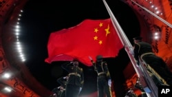 中國國旗在舉行北京冬奧會開幕式的國家體育館升起。（2022年2月4日）