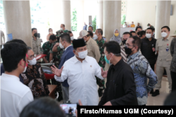 Menhan Prabowo menerima penjelasan Rektor UGM Prof Panut Mulyono terkait sejumlah riset kampus itu. (Foto: Courtesy/Firsto/Humas UGM)