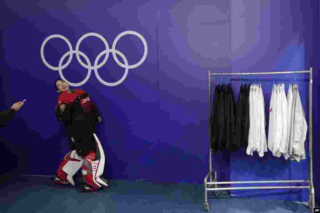 Thủ thành khúc côn cầu Nana Fujimoto của Nhật Bản tạo dáng chụp ảnh bên cạnh những vòng tròn Olympic, ngày 1 tháng 2, 2022, ở Bắc Kinh.