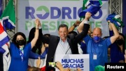 El candidato presidencial Rodrigo Chaves, del Partido del Progreso Socialdemócrata (PPSD), hace un gesto después de asegurar un lugar en la segunda vuelta, en San José, Costa Rica, el 6 de febrero de 2022. Fotografía tomada el 6 de febrero de 2022.