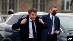 Presiden Prancis Emmanuel Macron bersiap untuk menghadiri salah satu acara di Lievin, sebelah utara Prancis, 2 Februari 2022. (Foto: AP/Michel Spingler)