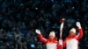 2022年2月4日，在北京2022年冬奥会开幕式上担任最后一棒火炬手的维吾尔族运动员迪妮格尔·衣拉木江(左)和赵嘉文手持奥运圣火。（法新社）