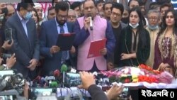 শপথ নিচ্ছেন বাংলাদেশ চলচ্চিত্র শিল্পী সমিতির নবনির্বাচিত কর্মকর্তারা। (ছবি- ইউএনবি) 