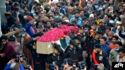 পাকিস্তানের বালুচিস্তান প্রদেশে জঙ্গিদের সঙ্গে বন্দুকজুদ্ধে নিহত এক সেনা কর্মকর্তার মরদেহ বহন করছেন সেনা সদস্যরা। ফেব্রুয়ারি ৪, ২০২২। (ছবি- আব্দুল মজিদ/ এপি) 