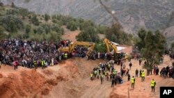 Des agents de la protection civile et les autorités locales tentent de sauver un garçon de 5 ans qui est tombé dans un trou près de la ville de Bab Berred au Maroc, vendredi 4 février 2022.