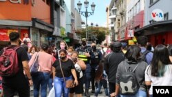 Costarricenses caminan en centro de San José, la capital del país, en antesala de elecciones este domingo. (Foto VOA / Houston Castillo)