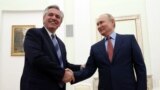 El presidente de Rusia, Vladimir Putin, le da la mano al presidente de Argentina, Alberto Fernández, 