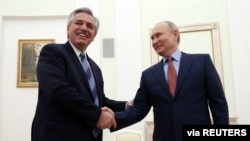 El presidente de Rusia, Vladimir Putin, le da la mano al presidente de Argentina, Alberto Fernández, durante una reunión en Moscú, Rusia, el 3 de febrero de 2022.