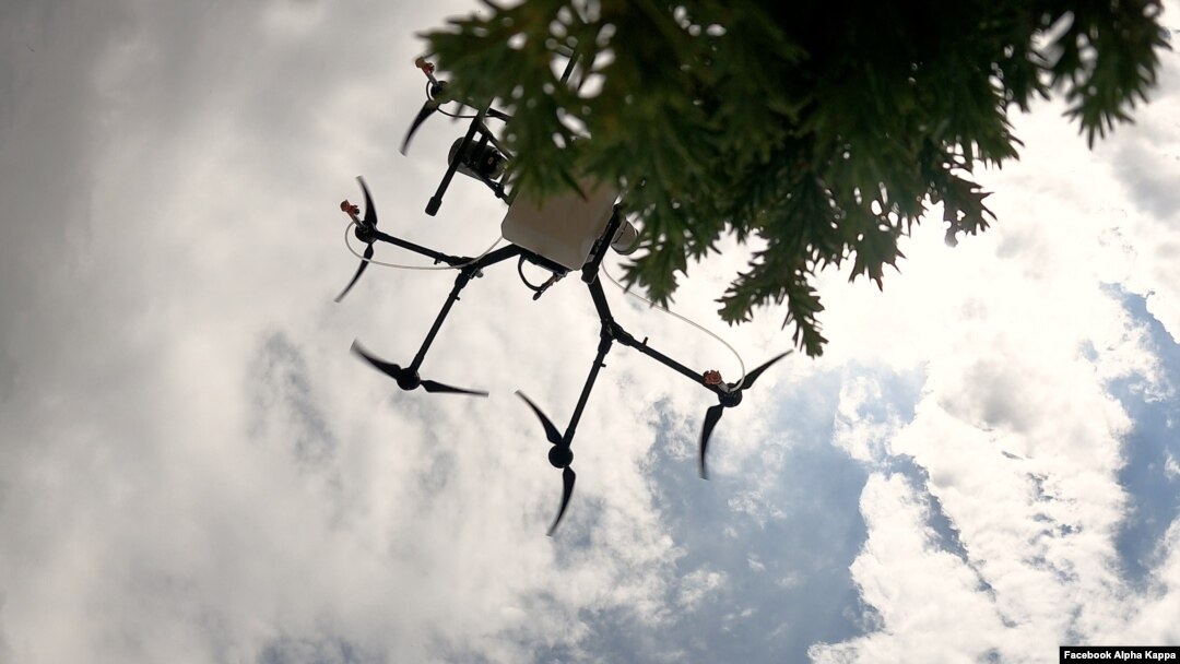 Drone AirSeed dapat mengunjungi kembali bibit yang telah disebarkan, menyiram dan memberikan nutrisi tambahan untuk membantu agar tanaman dapat tumbuh subur. (Facebook/AirSeedTech)
