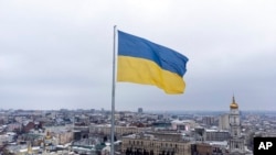 بیرق ملی اوکراین بر فراز مرکز خارکف، دومین شهر بزرگ اوکراین