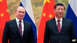 ប្រធានាធិបតី​រុស្ស៊ីលោក Vladimir Putin និង​ប្រធានាធិបតី​ចិន​លោក Xi Jinping ថតរូប​ជុំគ្នា​នៅមុន​កិច្ចពិភាក្សា​ក្នុង​ទីក្រុង​ប៉េកាំង ប្រទេស​ចិន កាលពី​ថ្ងៃទី៤ ខែកុម្ភៈ ឆ្នាំ​២០២២។