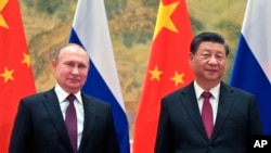 Presiden China Xi Jinping (kanan) dan Presiden Rusia Vladimir Putin menjelang pembicaraan mereka di Beijing, China, Jumat, 4 Februari 2022. (Alexei Druzhinin, Sputnik, Kremlin Pool Foto via AP)