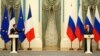 Президент Франції Еммануель Макрон (ліворуч) і російський президент Володимир Путін під час прес-конференції у Москві 7 лютого 2022 р.