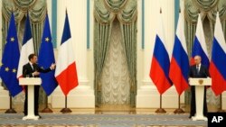Президент Франції Еммануель Макрон (ліворуч) і російський президент Володимир Путін під час прес-конференції у Москві 7 лютого 2022 р.