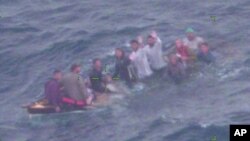 Esta fotografía muestra a un grupo de cubanos en una balsa que se hundía, el 3 de febrero del 2022, frente a las costas de Key Largo, Florida. Foto suministrada por la Guardia Costera de Estados Unidos. (Guardia Costera de EEUU vía AP)