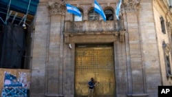 Un músico toca su violín en el centro de Buenos Aires, Argentina, el viernes 28 de enero de 2022. Argentina llegó a un acuerdo con el Fondo Monetario Internacional para refinanciar más de 40.000 millones de dólares en deuda, dijo el viernes pasado el presidente Alberto Fernández.