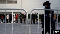 北京市民排隊接受新冠病毒核酸檢測。 （2022年1月31日）